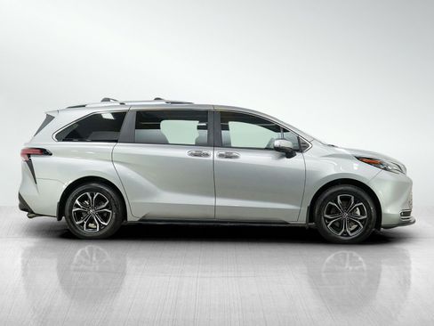 Used 2025 Toyota Sienna Platinum AWD/4WD image 7