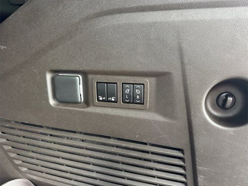 Used 2021 GMC Yukon Denali w/ Denali Premium Package image 20