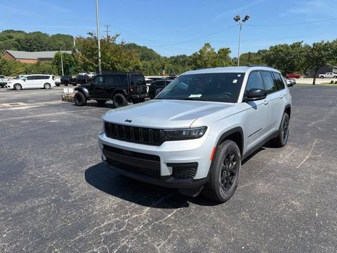 Used 2024 Jeep Grand Cherokee L Laredo AWD/4WD image 2