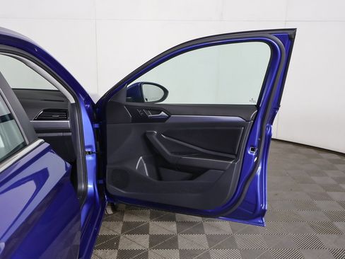 Used 2024 Volkswagen Jetta SE w/ Panoramic Sunroof Package image 18