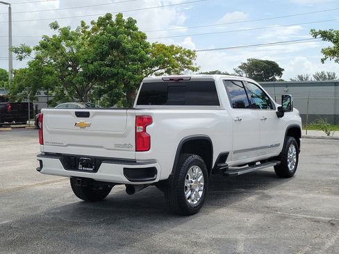 Used 2024 Chevrolet Silverado 2500 High Country w/ High Country Premium Package AWD/4WD image 3