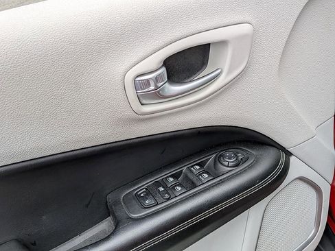 Used 2018 Jeep Compass Latitude w/ Popular Equipment Group image 11