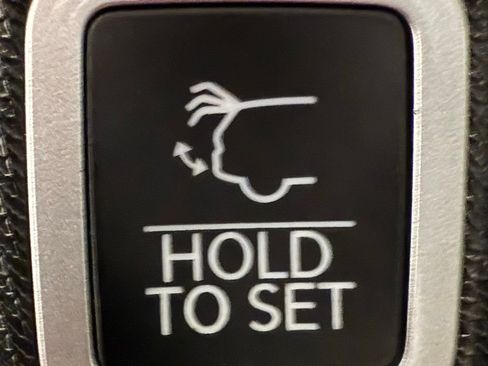 Used 2023 Jeep Grand Cherokee Altitude image 12