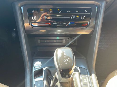 Used 2023 Volkswagen Tiguan SE w/ Panoramic Sunroof Package FWD image 25