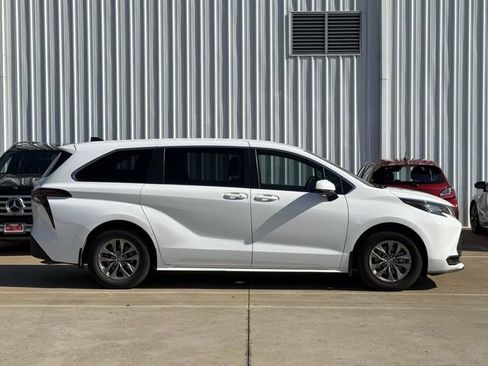 Used 2023 Toyota Sienna LE FWD image 3