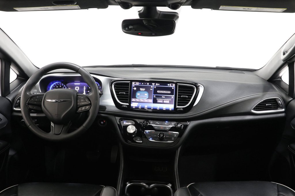 Used 2025 Chrysler Pacifica Limited FWD image 13