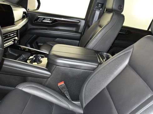 Used 2025 Chevrolet Suburban Z71 image 40