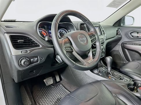 Used 2019 Jeep Cherokee Latitude Plus w/ Comfort/Convenience Group image 9