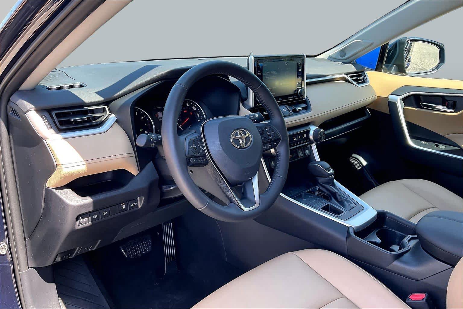 Used 2021 Toyota RAV4 XLE Premium AWD/4WD image 17