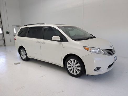 Used 2017 Toyota Sienna XLE w/ XLE Navigation Package image 3