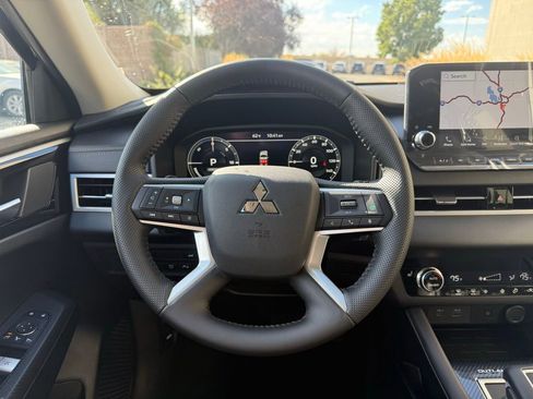 New 2025 Mitsubishi Outlander SE image 8