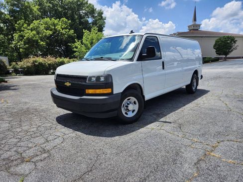 Used 2020 Chevrolet Express 3500 Extended w/ Driver Convenience Package RWD image 3