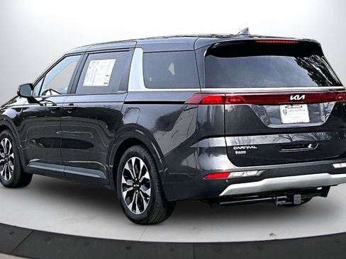 Used 2024 Kia Carnival EX image 7