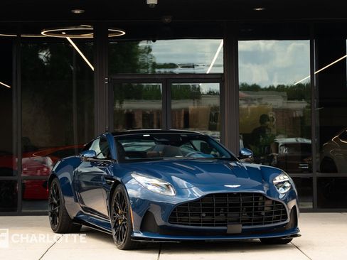 Used 2025 Aston Martin DB12 Coupe RWD image 1