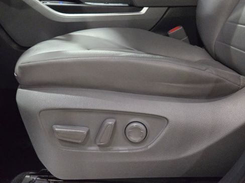 Used 2023 Toyota Highlander XLE image 32