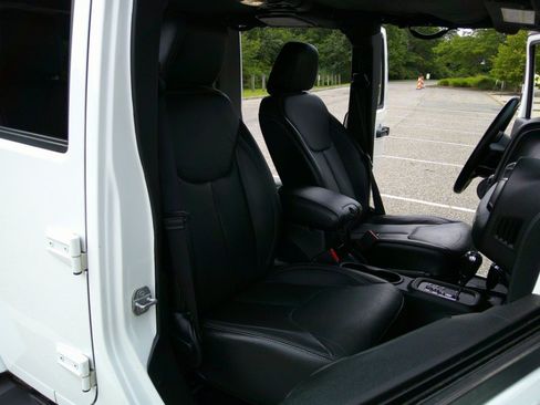 Used 2018 Jeep Wrangler Unlimited Sahara AWD/4WD image 37