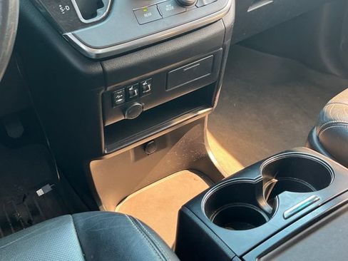 Used 2015 Toyota Sienna SE w/ SE Preferred Package FWD image 11