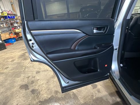 Used 2017 Toyota Highlander Limited AWD/4WD image 15