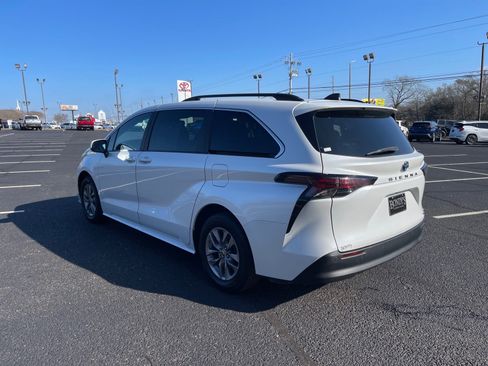 Used 2023 Toyota Sienna XLE image 14