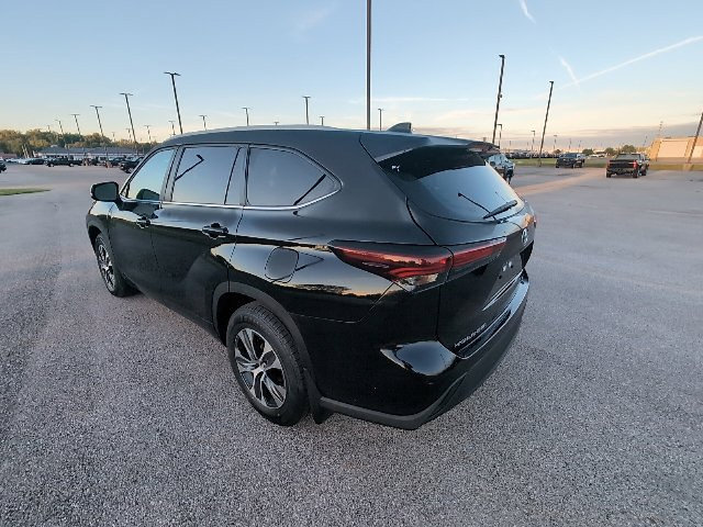 Used 2025 Toyota Highlander XLE FWD image 10