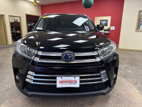 Used 2019 Toyota Highlander Limited Platinum image 2
