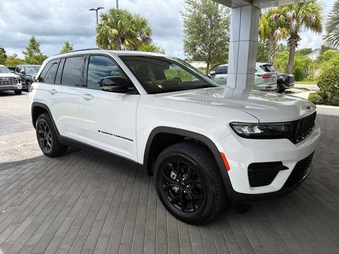 Used 2025 Jeep Grand Cherokee Altitude w/ Trailer Tow Package RWD image 2