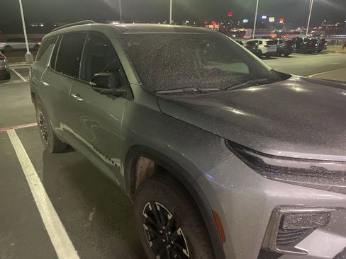 Used 2025 Chevrolet Traverse Z71 image 8