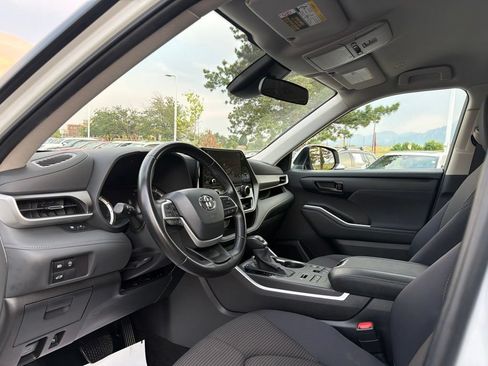 Used 2024 Toyota Highlander LE AWD/4WD image 27