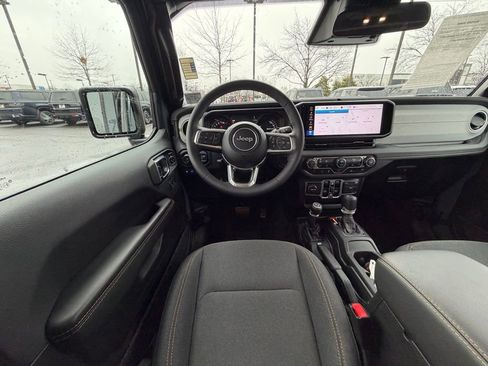 Used 2025 Jeep Wrangler Unlimited Sahara image 19