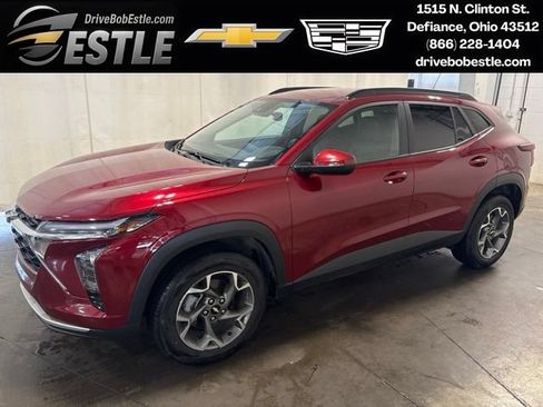 Used 2025 Chevrolet Trax LT FWD image 1