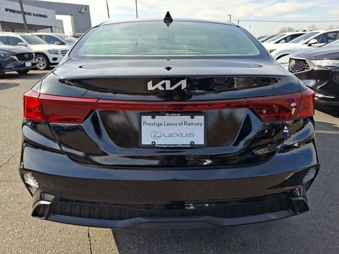 Used 2023 Kia Forte LXS w/ LXS Technology Package FWD image 5