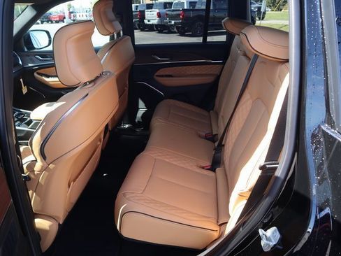 New 2025 Jeep Grand Cherokee Summit image 17