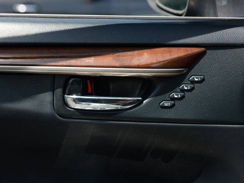 Used 2016 Lexus ES 350 w/ Luxury Package w/Wood Trim FWD image 47