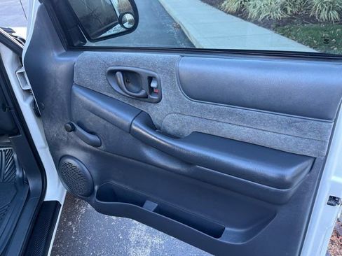 Used 2001 Chevrolet S10 Pickup LS w/ Preferred Equipment Group image 17