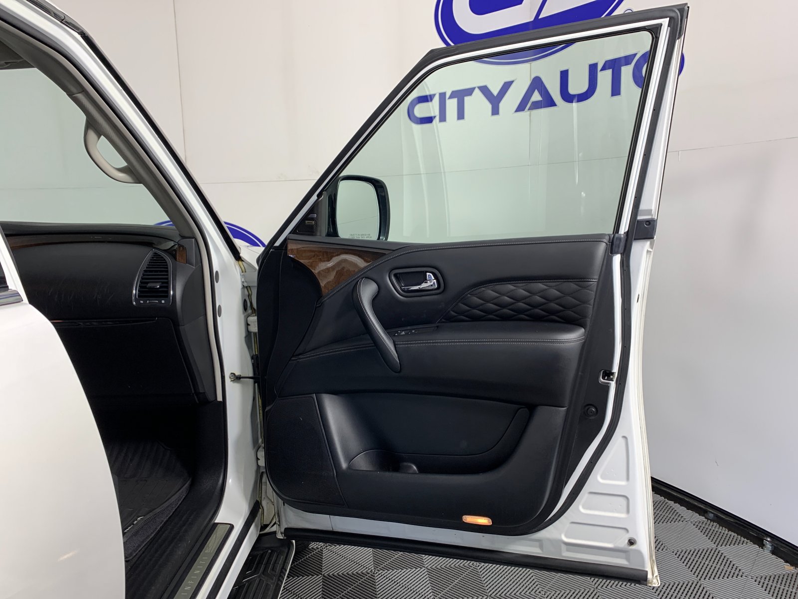 Used 2018 INFINITI QX80 4WD w/ Deluxe Technology Package image 37