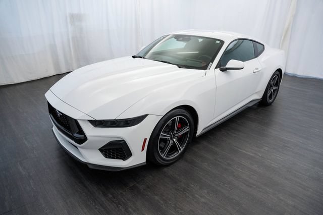 Used 2025 Ford Mustang Coupe RWD image 3