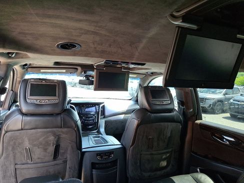Used 2018 Cadillac Escalade ESV Platinum AWD/4WD image 13