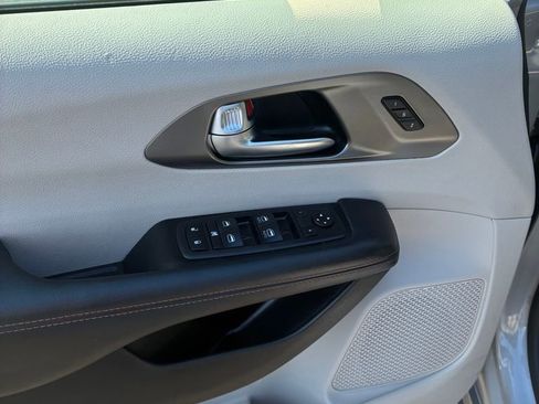 Used 2020 Chrysler Pacifica Touring-L image 40