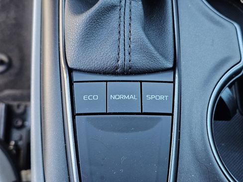 Used 2024 Toyota Camry SE image 25