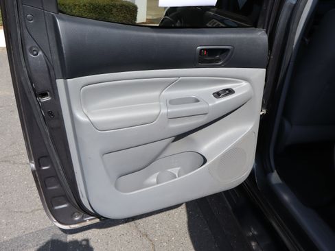 Used 2015 Toyota Tacoma PreRunner w/ TRD Sport Package image 33