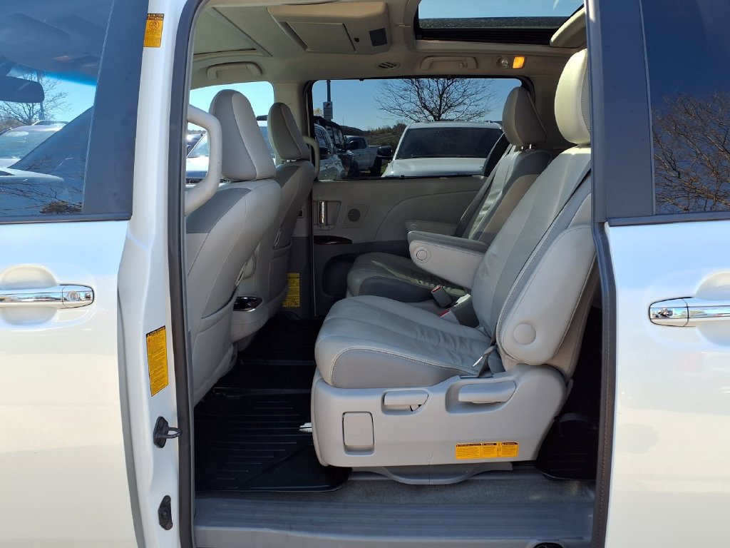 Used 2014 Toyota Sienna Limited w/ Limited Premium Package FWD image 9