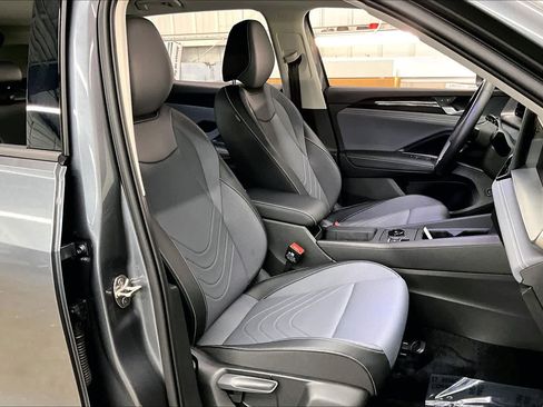 Used 2025 Volkswagen Tiguan SE image 9