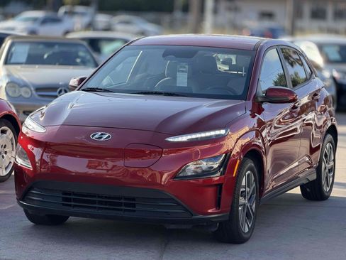 Used 2023 Hyundai Kona SE FWD image 3