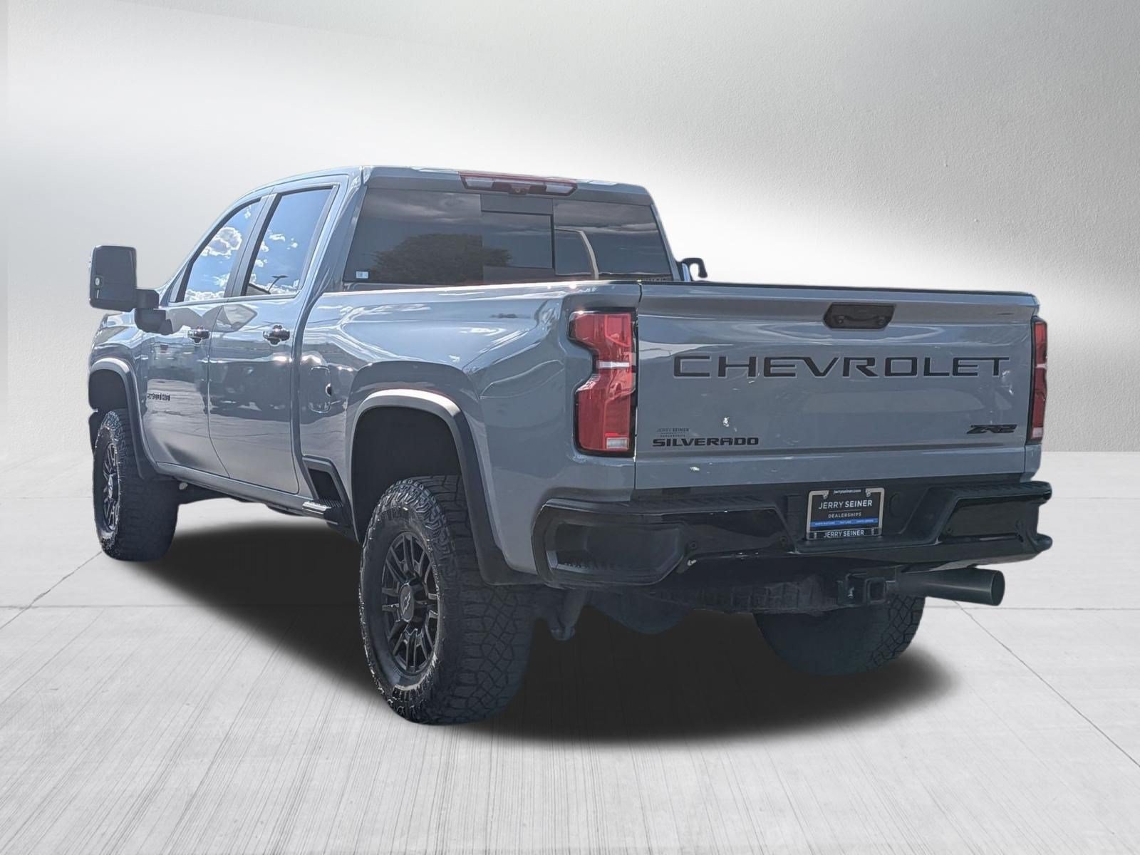 Used 2025 Chevrolet Silverado 2500 ZR2 w/ Technology Package AWD/4WD image 3