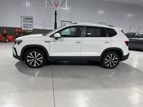 Certified 2022 Volkswagen Taos SE image 4