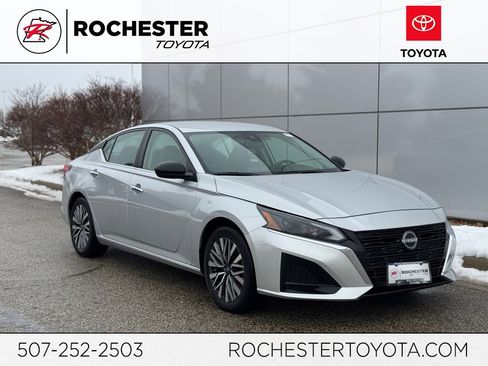 Used 2024 Nissan Altima 2.5 SV image 1