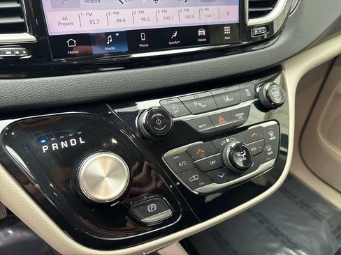 Used 2023 Chrysler Pacifica Touring-L FWD image 18