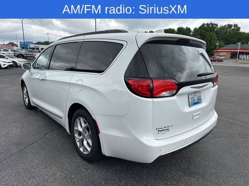 Used 2017 Chrysler Pacifica Touring-L w/ Tire & Wheel Group FWD image 6