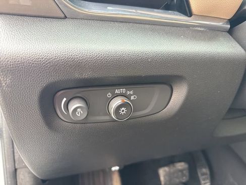 Used 2022 Chevrolet Traverse LT FWD image 18