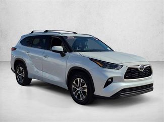 Used 2022 Toyota Highlander XLE FWD video 3